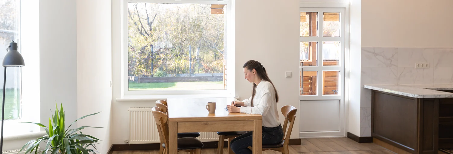 Imagen comparativa entre una ventana de aluminio moderna y una ventana de PVC, mostrando diferencias estéticas y de perfilería.